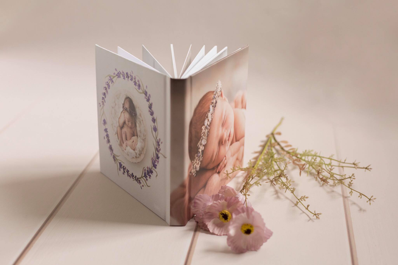 Fotolibro infantil abierto con fotografías de un bebé