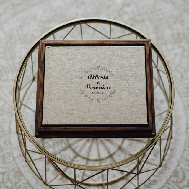 Fotolibro con cubierta de lino dentro de una caja de madera personalizada