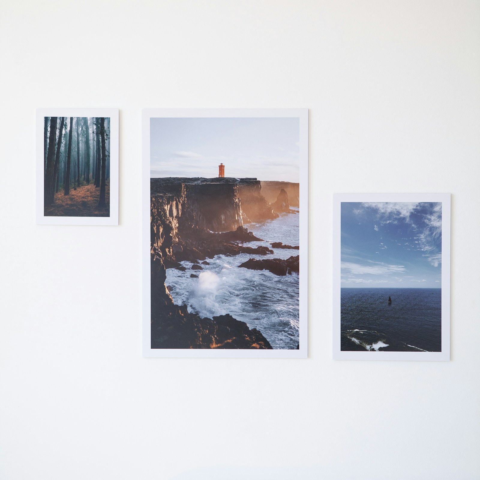 Tres fotografías impresas expuestas en una pared